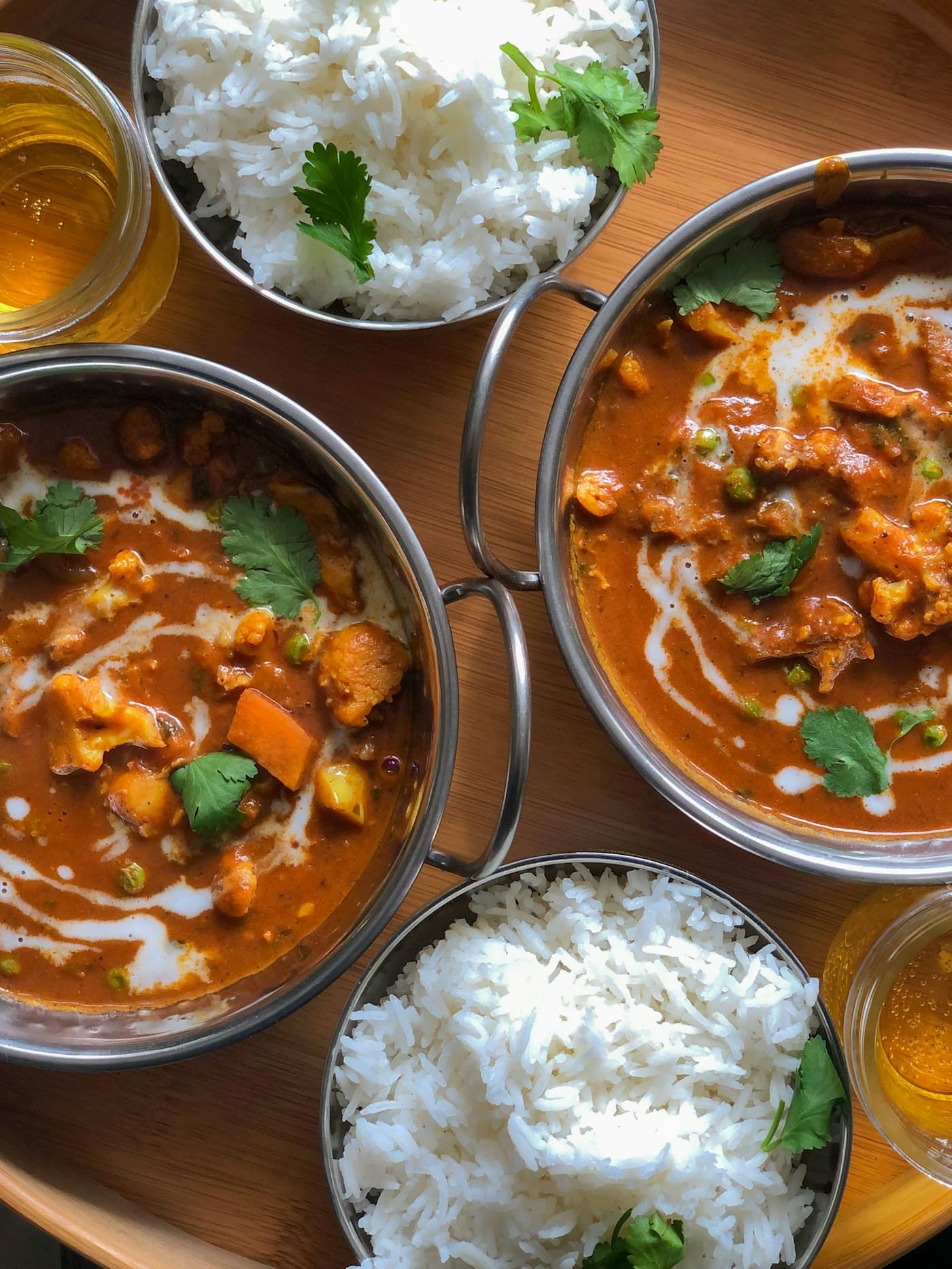 Currys indiens servis dans des bols en métal avec du riz basmati
