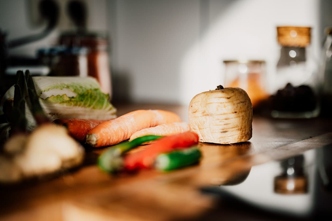 Carottes, poivrons et épices sur un plan de travail de cuisine