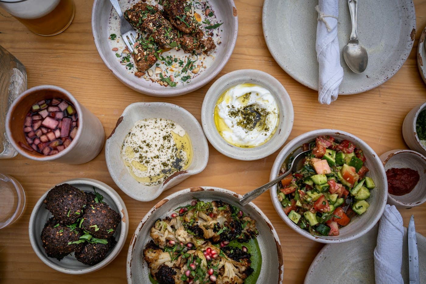 Table de partage méditerranéenne : falafels, salades et sauces au yaourt